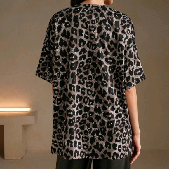 Women Modern Leopard Rivets Decor Loose Crew Neck T-Shirt Graphic Cheetah Print - Picture 4 of 4
